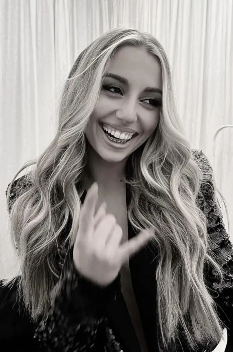 И скромната Михаела Маринова се съблече гола-голеничка за евтина слава ...
